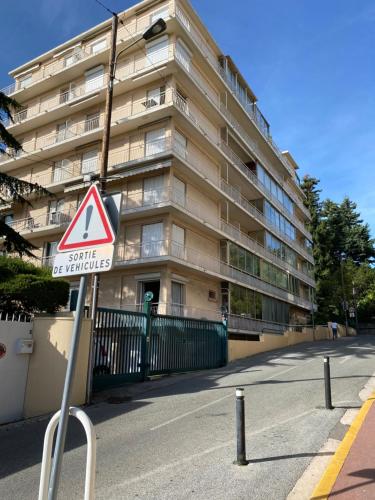 Blue sky palmiers Cannes france