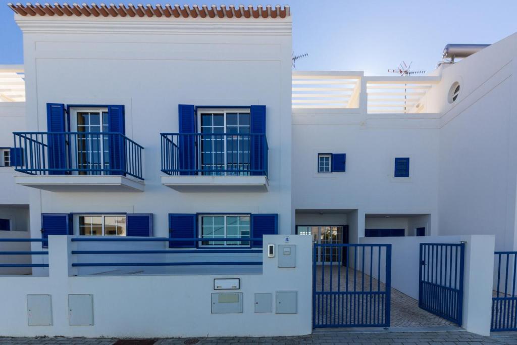 Maisons de vacances Blue Villa by ALGARVEMANTA Largo do Casino, 8900-038 Manta Rota