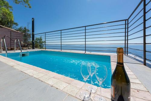 Villa BNB RENTING Breathtaking luxurious villa with sea-view in Théoule sur Mer 62 boulevard de la corniche d'Or Théoule-sur-Mer