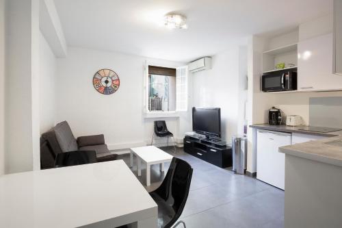 BNB RENTING Chez Dominique - 1 chbre 2-4pers Centre Antibes Migrainier Antibes france