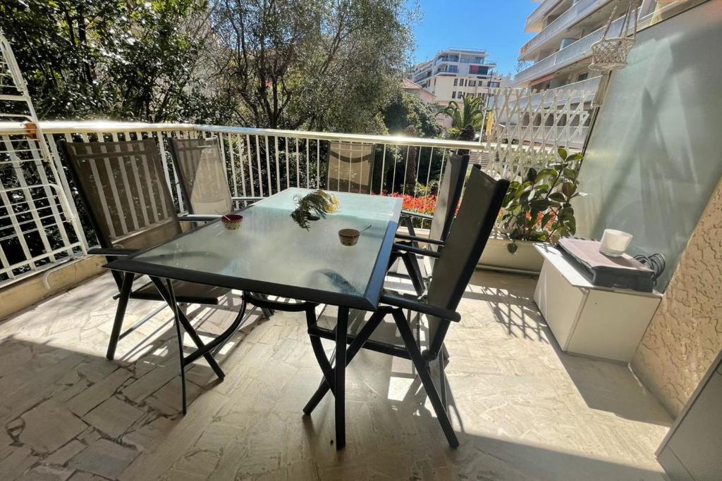 Maison de vacances BNB RENTING spacious 1 bedroom apartment in Antibes center with a parking 1 avenue de Provence Le Voltaire, 06600 Antibes