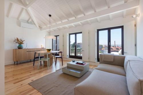 Appartement Boavista Penthouse w/ 2 Balconies & AC by LovelyStay 256 Rua da Boavista 4ºI Porto