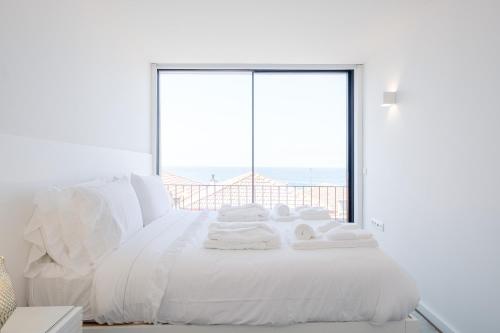 Boutique Rentals- Bliss By The Sea Apt- Ocean views in Foz Beach Porto portugal