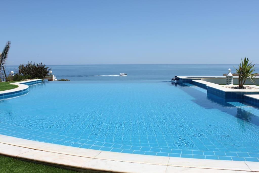 Villa Breathtaking villa with infinity pool over the sea 64 Urbanização Ponta da Gaivota, 8600-119 Luz