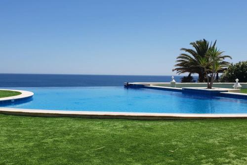 Breathtaking villa with infinity pool over the sea Luz portugal