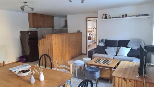 Appartement Briançon-Serre Chevalier - Apt 3 pièces - 4 à 6 couchages - Au calme-Jardin mis à dispo 1er 19 village de fontchristianne Briançon