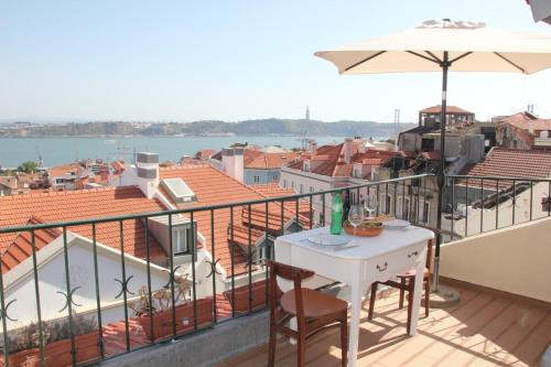 Bright 1 Bedroom top floor apartment with terrace & river view Lisbonne portugal