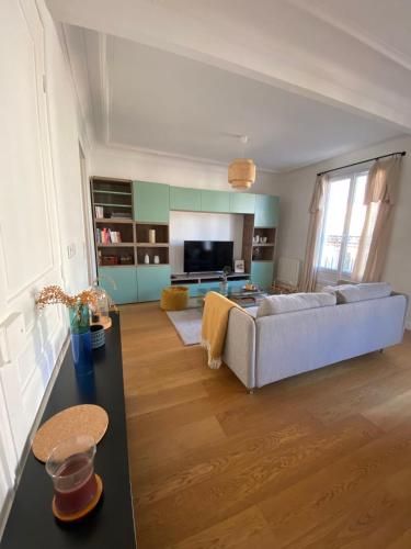 Bright 43m near Montmartre Paris france