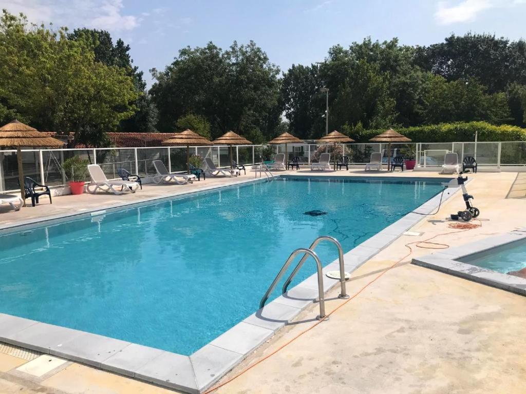 Maison de vacances Bungalow de 2 chambres avec piscine partagee jardin clos et wifi a Meschers sur Gironde 100 Route de Semussac Charente-Maritime, Nouvelle-Aquitaine, 17132 Meschers-sur-Gironde