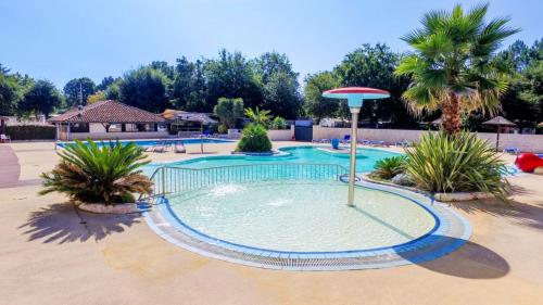 Maison de vacances Bungalow de 2 chambres avec piscine partagee jardin et wifi a Sainte Eulalie en Born 719 Route de Laffont Saint-Julien-en-Born