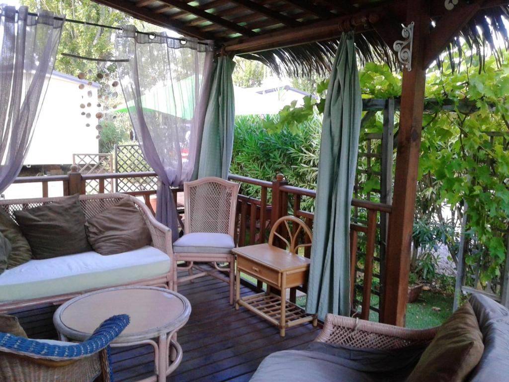 Maison de vacances Bungalow de 3 chambres avec piscine partagee et jardin amenage a Frejus a 5 km de la plage Rue de Montourey, 83600 Fréjus