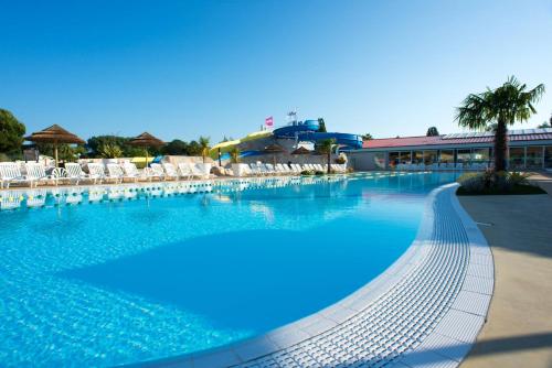 Maison de vacances Bungalow de 3 chambres avec piscine partagee et jardin clos a Les Mathes a 3 km de la plage 1188 Route de la Fouasse Les Mathes