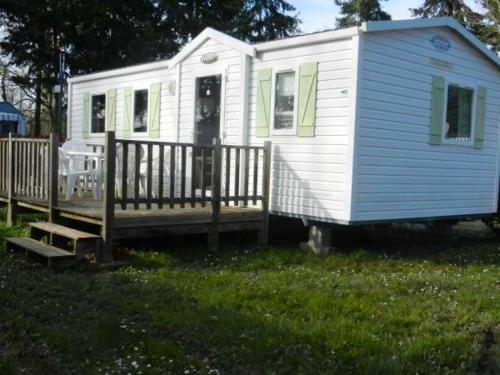 Maison de vacances Bungalow de 3 chambres avec piscine partagee et terrasse amenagee a Trogues Les Allais Trogues