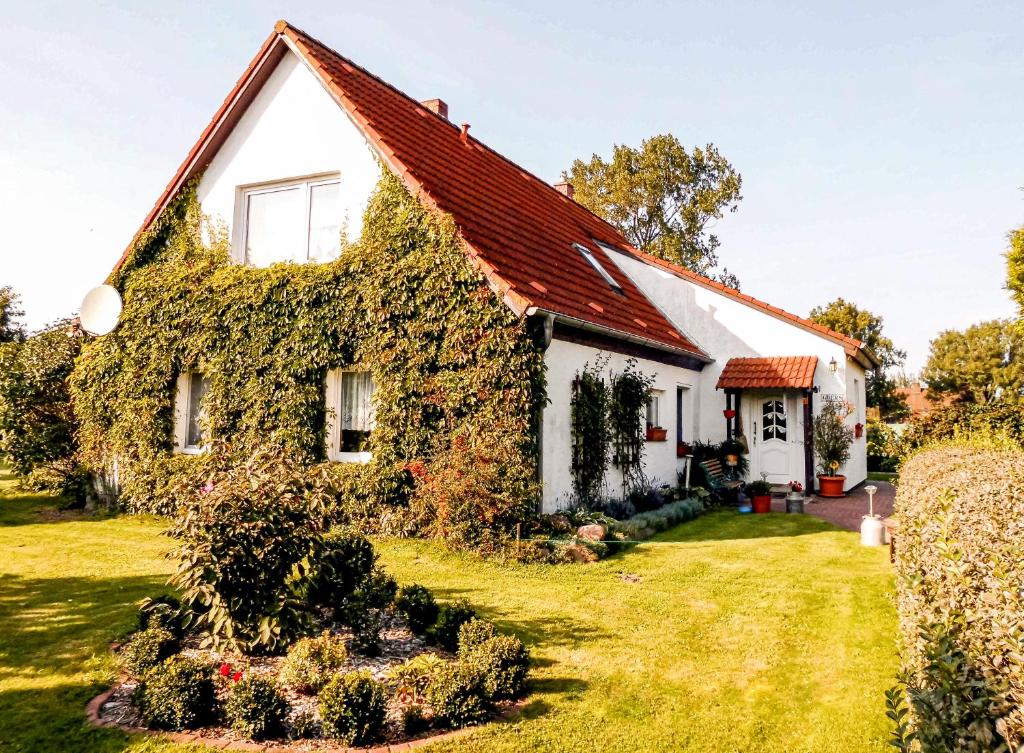 Maisons de vacances Bungalow und Ferienwohnung auf Rügen Windmühlenweg 7, 18569 Kluis