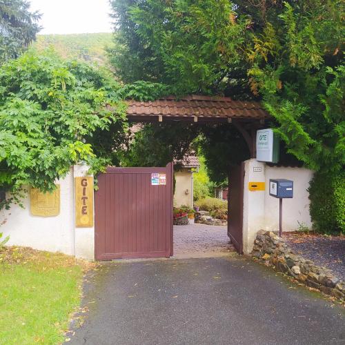 CABANE CERISE DANS L'ARBRE Etapeboisee Fumay france