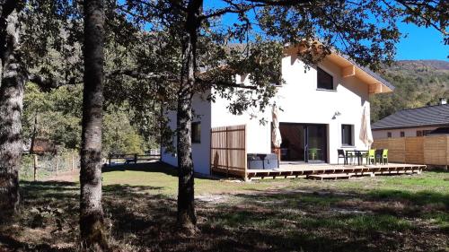 Cabri-bois, villa avec sur terrain arboré Perles-et-Castelet france