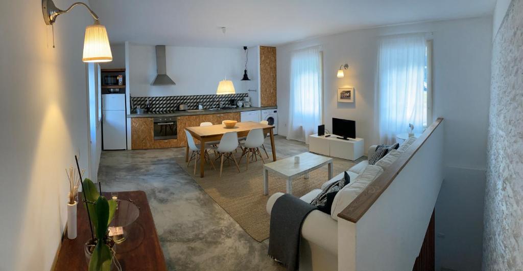 Maison d'hôtes Calheta Beach House T2 Av. Dº Manuel I, N39, 9370-135 Calheta