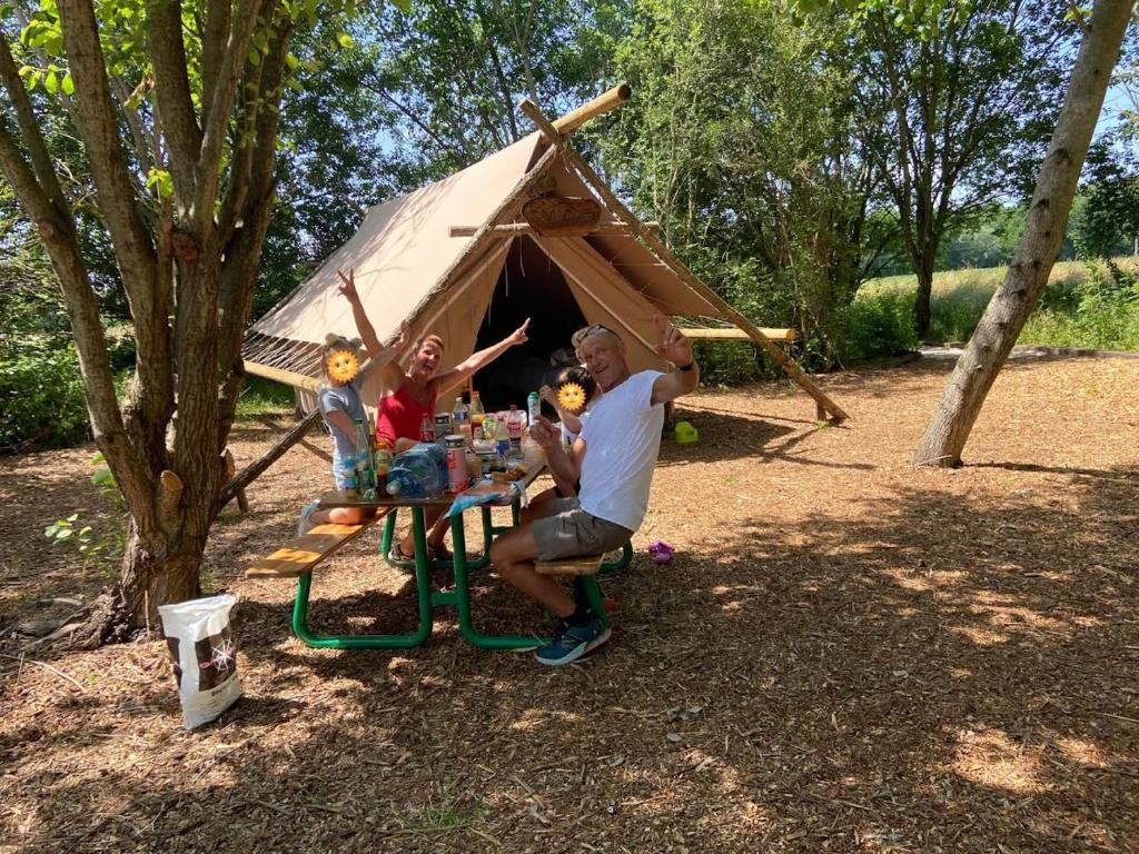 Tente de luxe Camp du Père Castor 12 Hameau le Promby, 71330 Simard