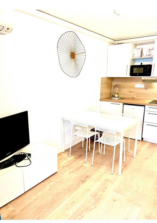 Beautiful caravan in Lohmen am See with WiFi and 2 Bedrooms 18276 Garden