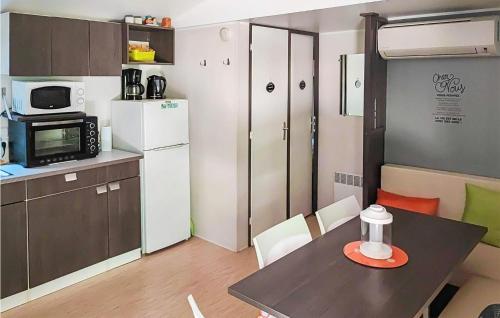 Beautiful caravan in Trves with 3 Bedrooms