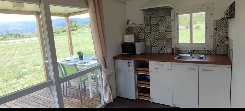 Camping Bungalow au pied du Luberon Chemin de la Loine 84240 Saint-Martin-de-la-Brasque