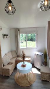 Camping Bungalow au pied du Luberon Chemin de la Loine 84240 Saint-Martin-de-la-Brasque Provence-Alpes-Côte d\'Azur
