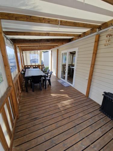 Bungalow neuf 3 chambres avec piscines partagées dans un camping-club vacances haut de gamme