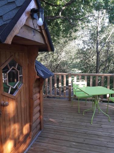 CABANE DANS LES ARBRES