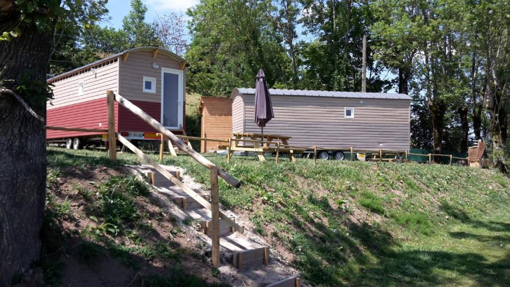 Camping Camping de roulottes dans les volcans d'Auvergne Montcheneix 63210 Rochefort-Montagne