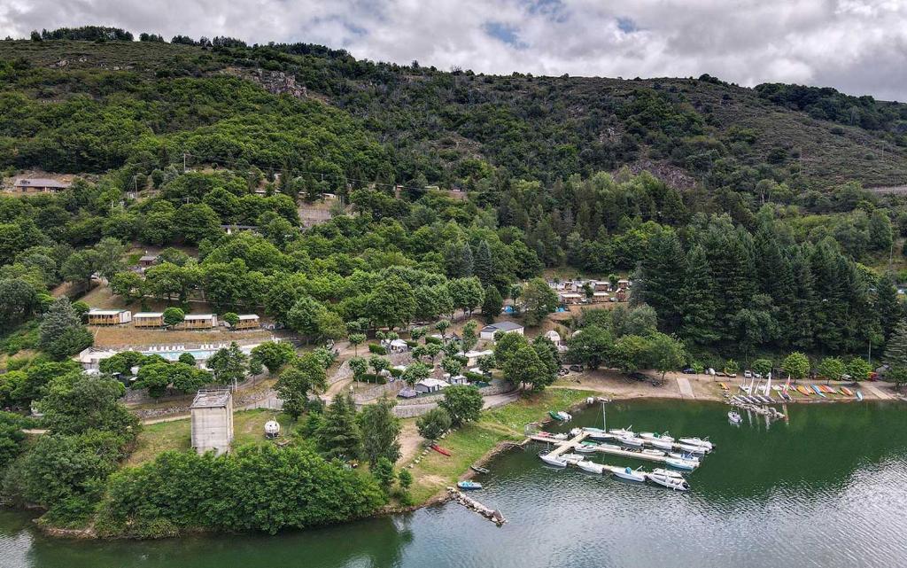 Camping Camping Lac de Villefort LIEU DIT MORANGIES POURCHARESSES 48800 Villefort