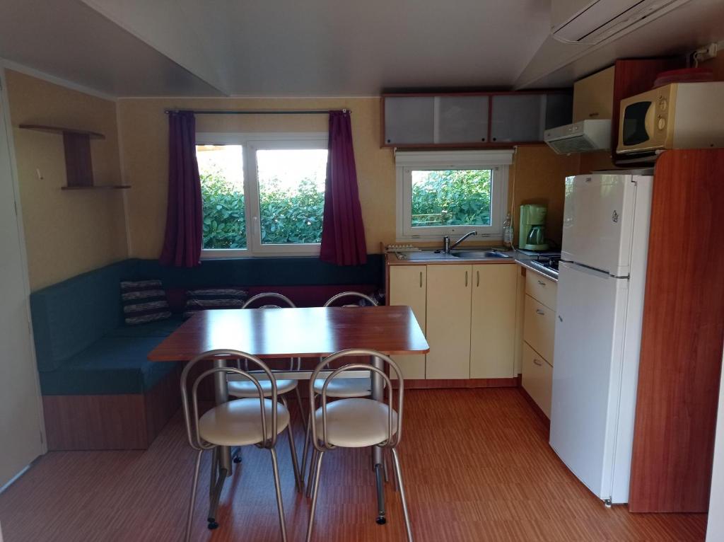 Camping CAMPING LE BEL AIR mobil home LE FIGUIER 6 personnes 311 Rue de la Piscine 46260 Limogne-en-Quercy