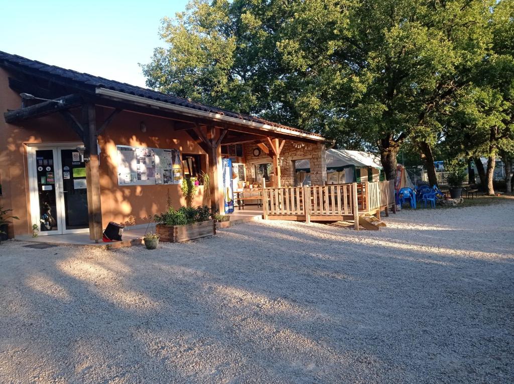 Camping CAMPING LE BEL AIR mobil home LE PALMIER 4 personnes 311 Rue de la Piscine 46260 Limogne-en-Quercy