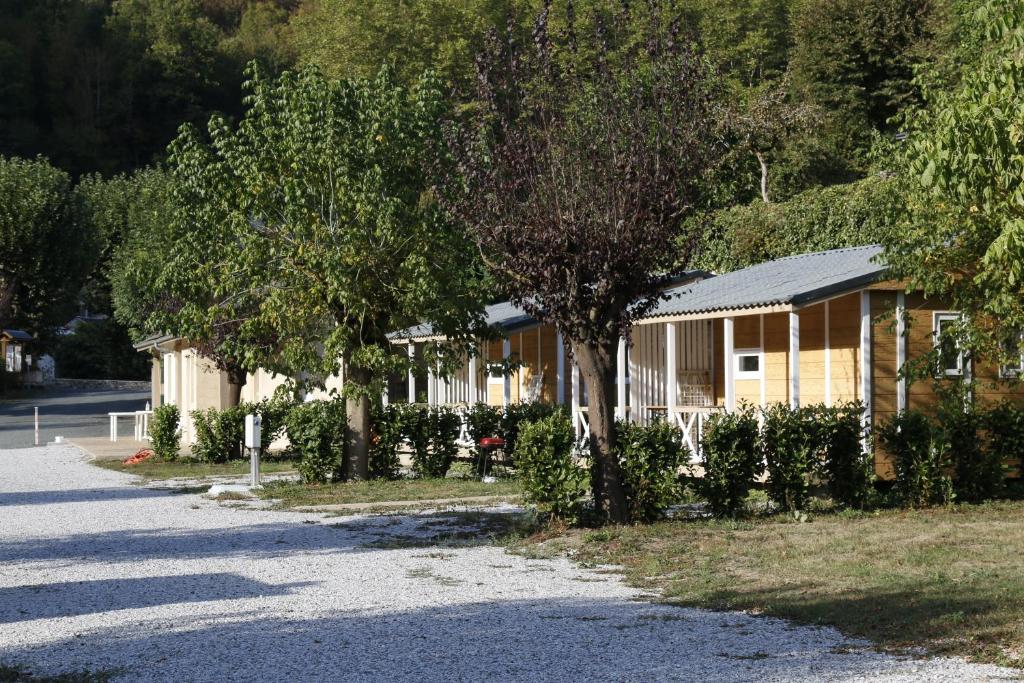 Camping Camping Le Jardin 3 étoiles - chalets, bungalows et emplacements nus pour des vacances nature le long de la rivière le Gijou 7 rue du Pont Vieux 81330 Lacaze