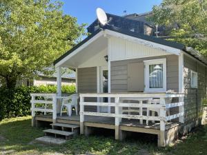 Camping Le Jardin 3 étoiles - chalets, bungalows et emplacements nus pour des vacances nature le long de la rivière le Gijou