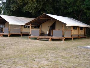 Camping Camping Les Chênes Verts 15 Boulevard du Marais 17132 Meschers-sur-Gironde -1