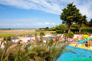 Camping Camping Les Peupliers Route de Rivedoux 17630 La Flotte -1