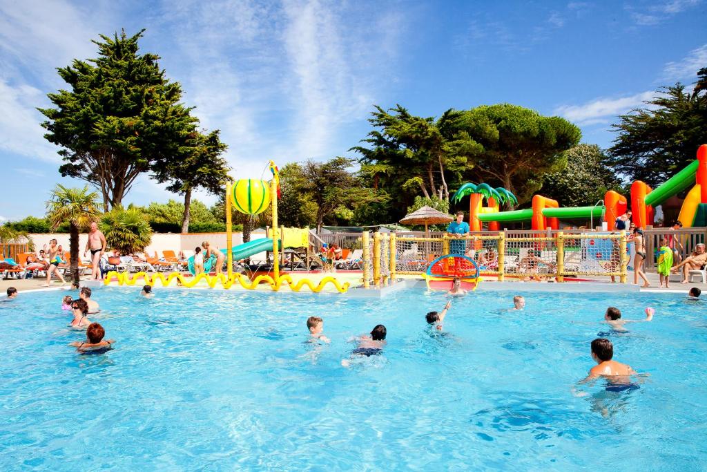 Camping Camping Les Peupliers Route de Rivedoux 17630 La Flotte