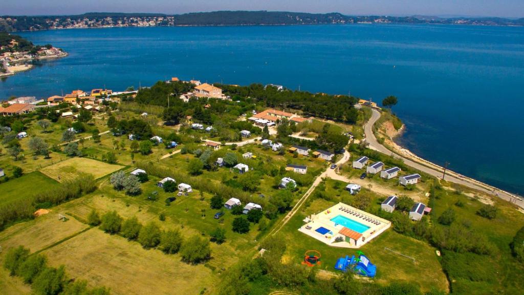 Camping Camping Tikayan Félix de la Bastide Allée de la Plage d'Arthur 13920 Saint-Mitre-les-Remparts