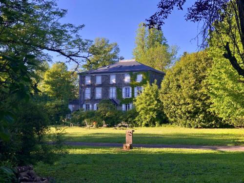 Chalets dans le parc d'un Manoir du 19eme siècle