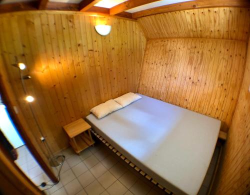 Chalets dans le parc d'un Manoir du 19eme siècle