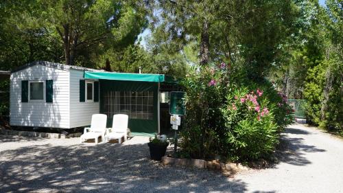 Chalets met buitenkeuken op Camping Leï Suves - JoyCasa