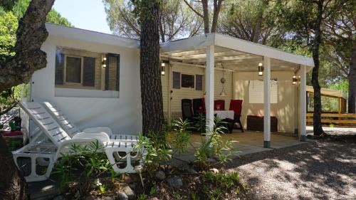 Chalets met buitenkeuken op Camping Leï Suves - JoyCasa
