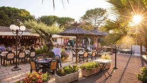 Chalets met buitenkeuken op Camping Leï Suves - JoyCasa