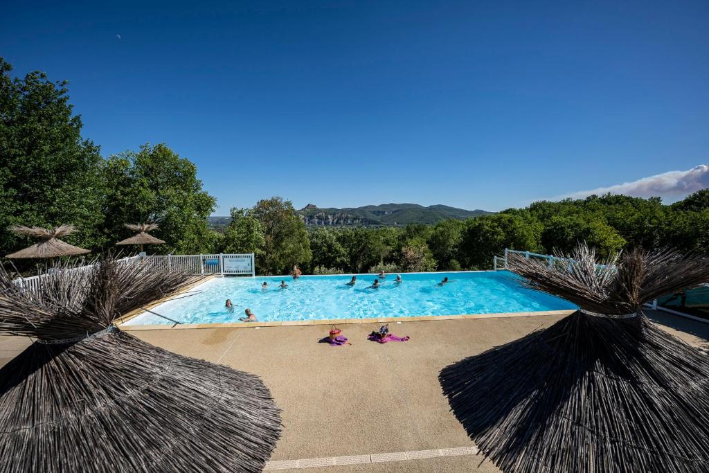 Camping Charmant camping Familiale 3 Etoiles vue 360 plage piscine à débordement empl XXL 670. CHEM DE CHAVETOURTE 07120 Labeaume