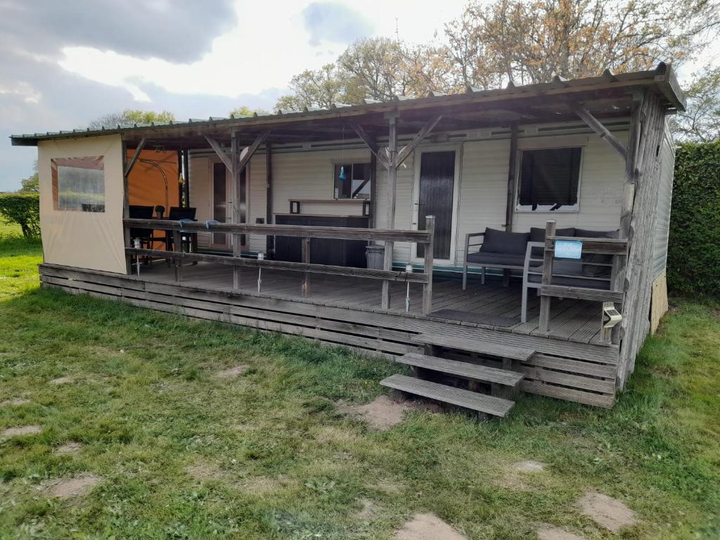 Camping geheel gerenoveerde chalet in Frankrijk Montaigut 63700 Étouars