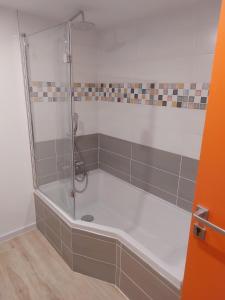 Gezellige luxe caravan met zwembad in zuid- Bourgogne