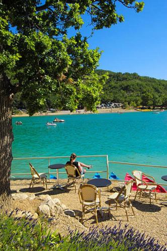 GORGES DU VERDON CAMPING 3 etoiles PROCHE DU LAC DE STE CROIX NBRES ACTIVITES NAUTIQUES RADONNEES ETC ENTOURE DE CHAMPS DE LAVANDES 4 PERS TOUT INCLU