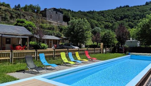 Camping Le Jardin 3 étoiles - chalets, bungalows et emplacements nus pour des vacances nature le long de la rivière le Gijou Lacaze france