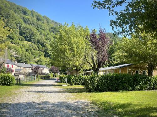 Camping Camping Le Jardin 3 étoiles - chalets, bungalows et emplacements nus pour des vacances nature le long de la rivière le Gijou 7 rue du Pont Vieux Lacaze