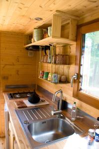Le Petit Rias en Roulotte, 4 personnes, coin cuisine et cabinet de toilette